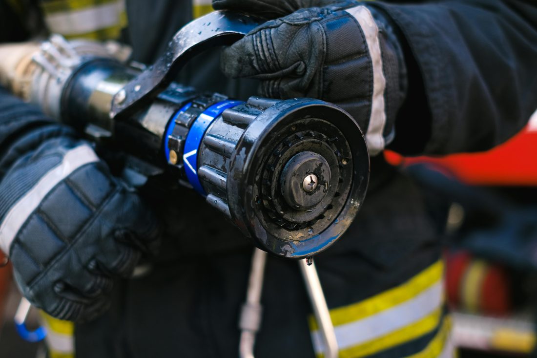 Brandweerman houdt brandslang vast