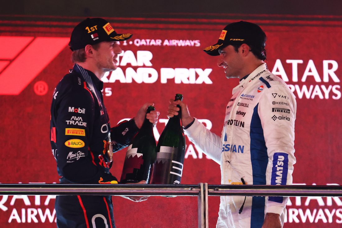 Verstappen en Sainz feliciteren elkaar na de GP van Qatar in 2025