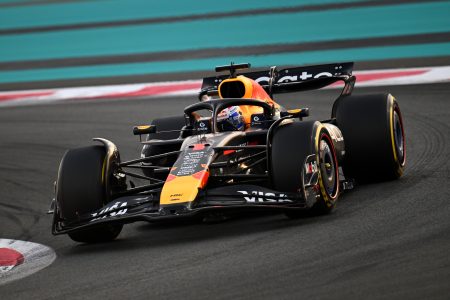 Max Verstappen uit Nederland rijdt met de nummer 1 Oracle Red Bull Racing RB21 tijdens de Formule 1 Grand Prix van Abu Dhabi