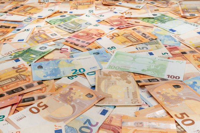 Bankbiljetten van 5 tot 100 euro verspreid op tafel