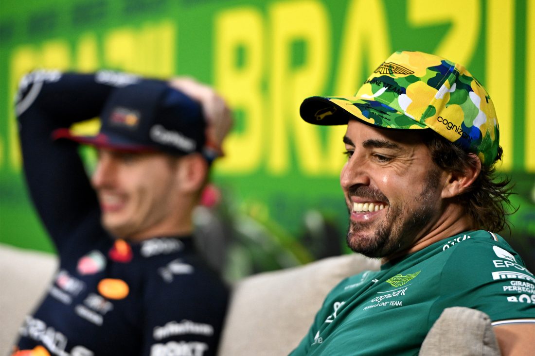 Fernando Alonso en Max Verstappen tijdens een persmoment in het raceweekend voor de Grand Prix van Brazilië 2025