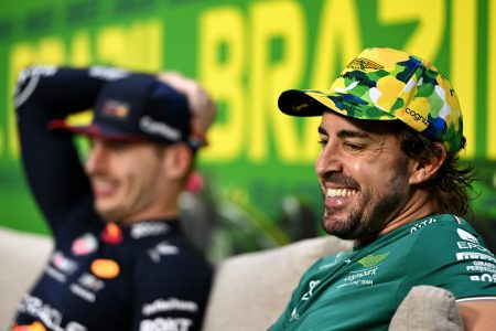 Fernando Alonso en Max Verstappen tijdens een persmoment in het raceweekend voor de Grand Prix van Brazilië 2025
