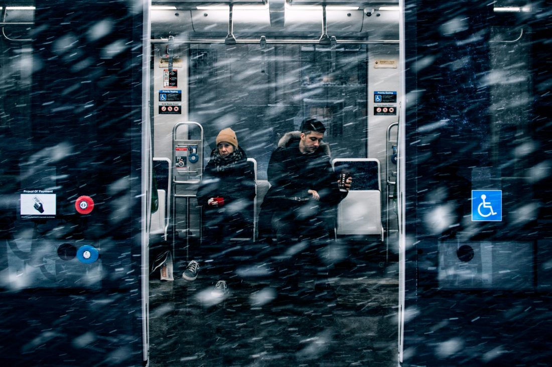 Twee personen in trein met sneeuw
