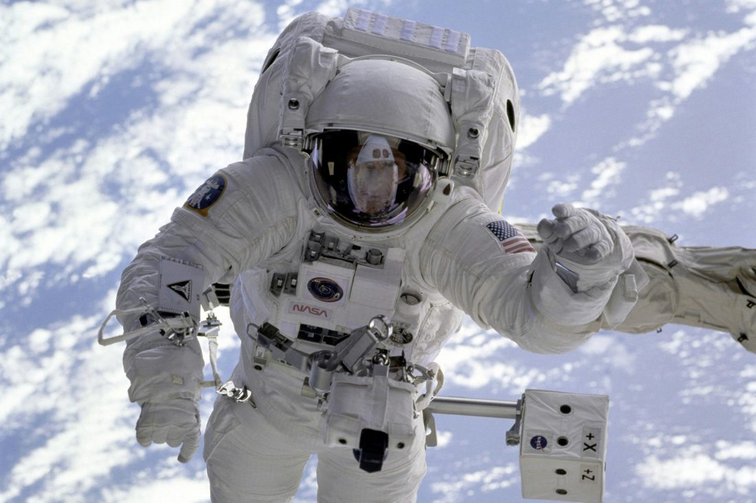 Astronaut in de ruimte