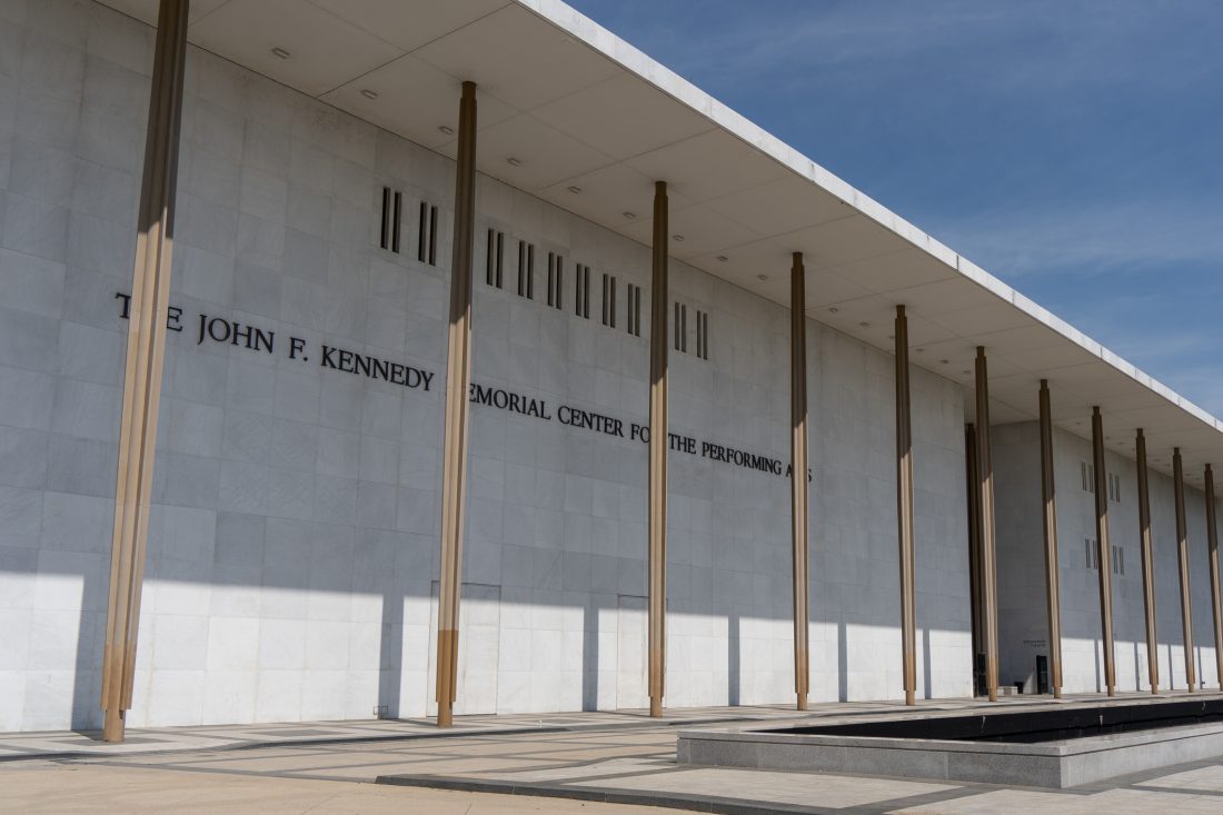 Ingang van het John F. Kennedy Memorial Center for the Performing Arts