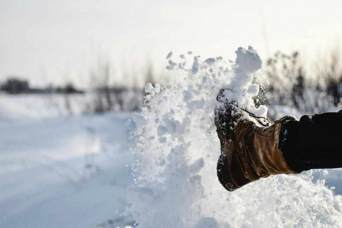 Sneeuwlaars schopt sneeuw