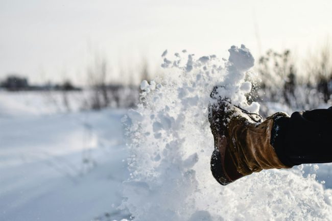 Sneeuwlaars schopt sneeuw
