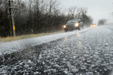 Er kan naast natte sneeuw ook ijsregen en hagel vallen