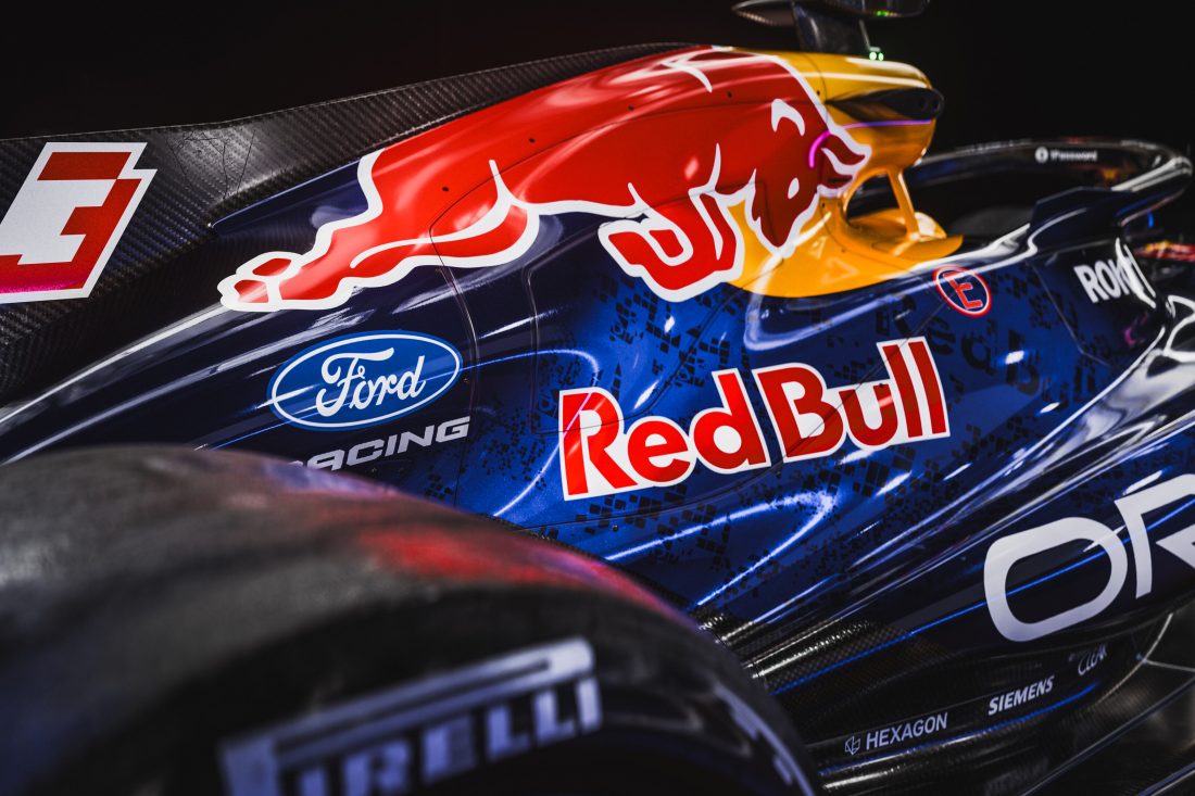 Red Bull Racing onthult 2026-livery met vliegtuigstunt