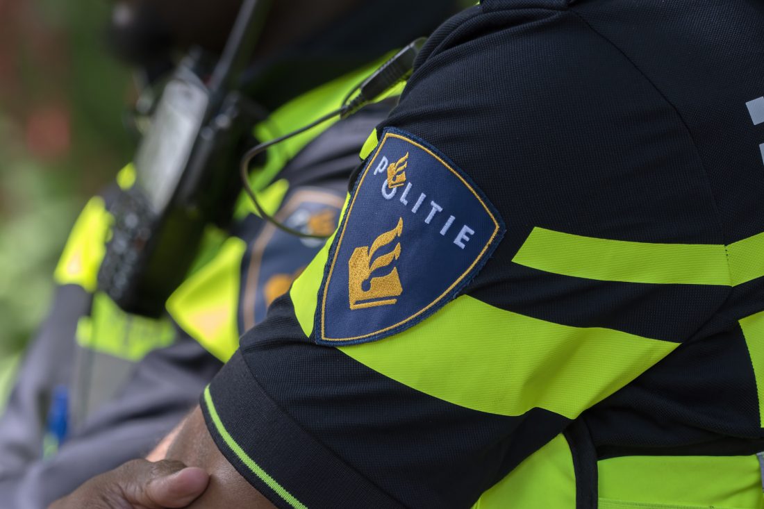 Politieagent met logo op kortemouwen