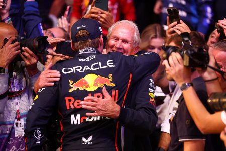Racewinnaar Max Verstappen wordt in parc fermé gefeliciteerd door Dr. Helmut Marko