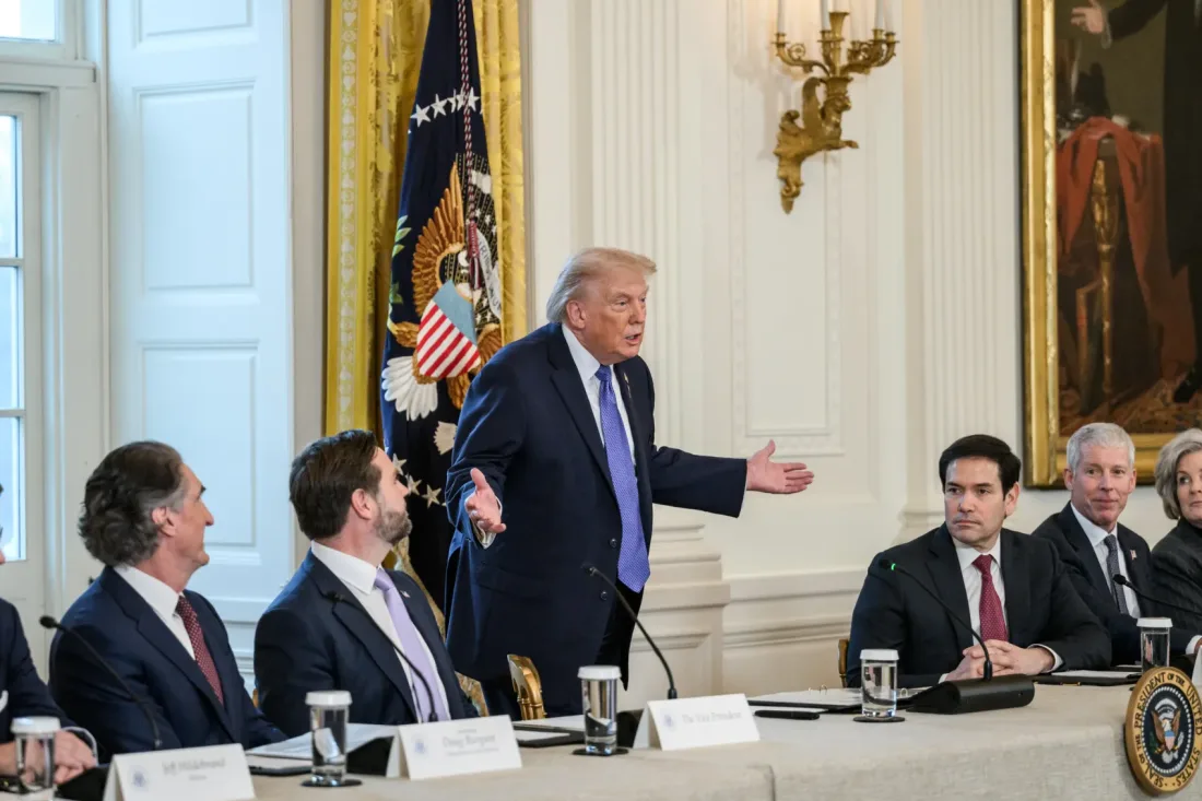 President Donald Trump neemt deel aan een rondetafelgesprek