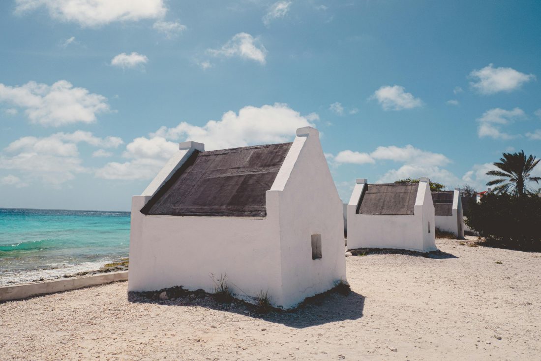 Strandhuisjes op strand Bonaire