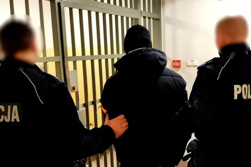 De veroordeelde Poolse man wordt naar de cel gebracht