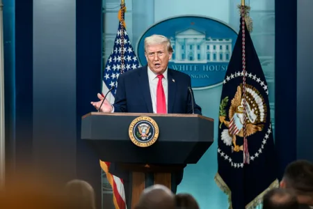 President Donald Trump spreekt de media toe