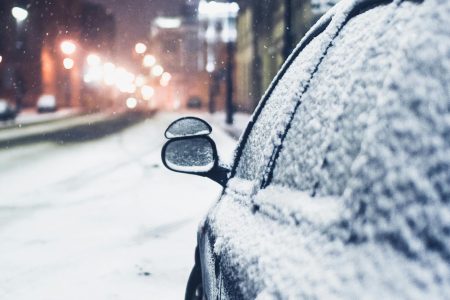 Sneeuw op auto bij nacht, ook sneeuw op straat