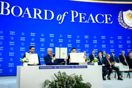 President Donald Trump ondertekent het Handvest van de Vredesraad