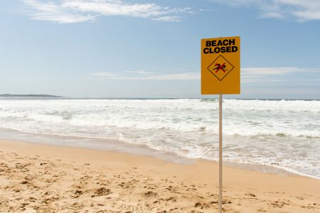 Beach closed bordje op het strand