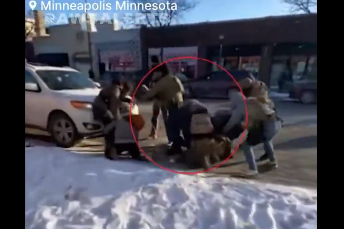 Alex Pretti in gevecht met ICE-agenten