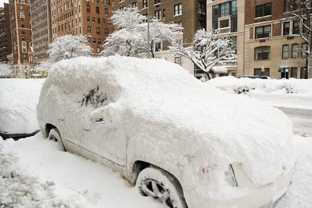 Auto bedekt met laag sneeuw