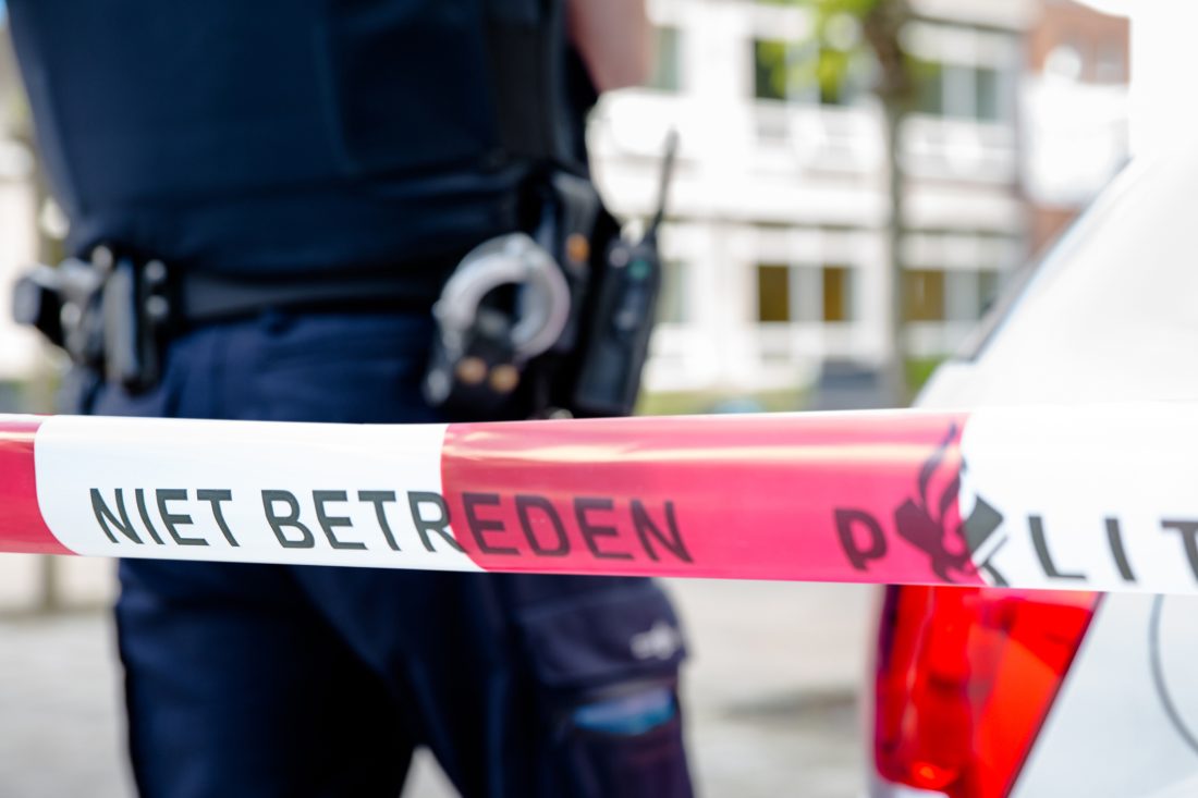 Politieagent achter lint daglicht