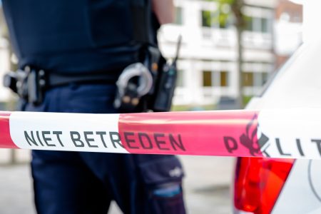 Politieagent achter lint daglicht