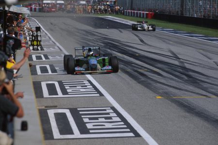 Michael Schumacher komt over de finish 1994