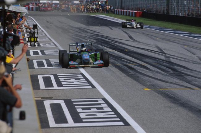 Michael Schumacher komt over de finish 1994