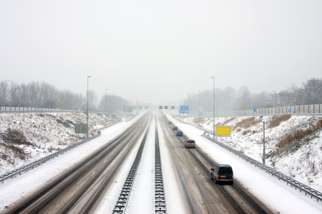 Nederlandse snelweg onder de sneeuw