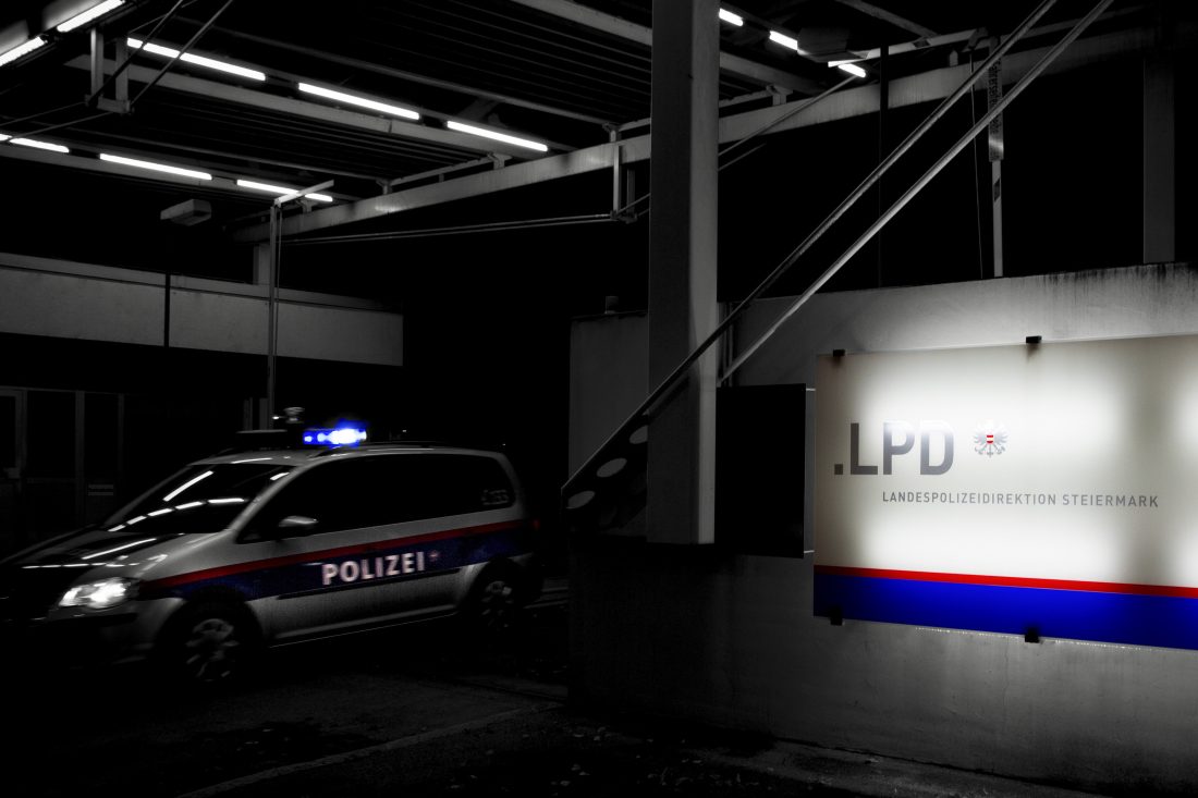 LPD Stiermarken - politieauto en hoofdkantoor politie