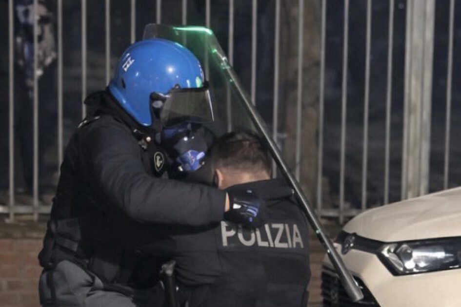 Italiaanse politieagent wordt ontzet door collega