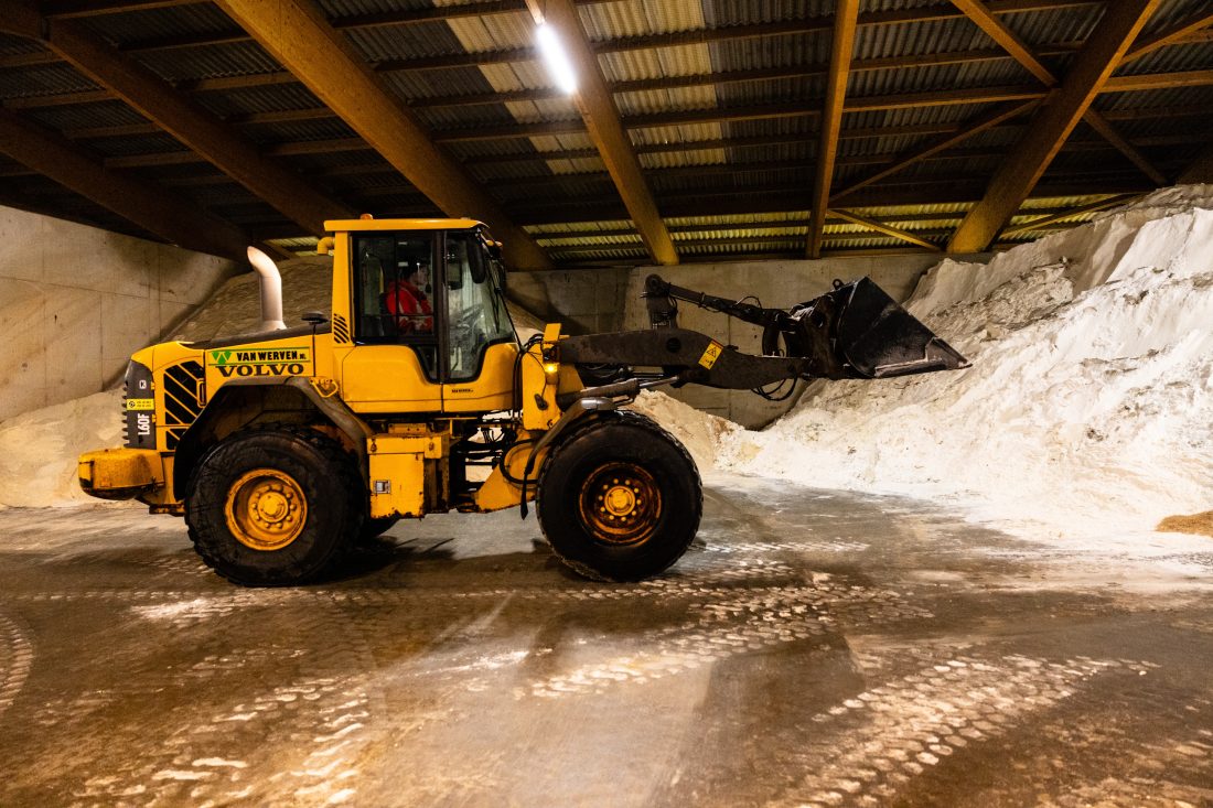 Shovel laadt strooizout op voor de strooiwagens