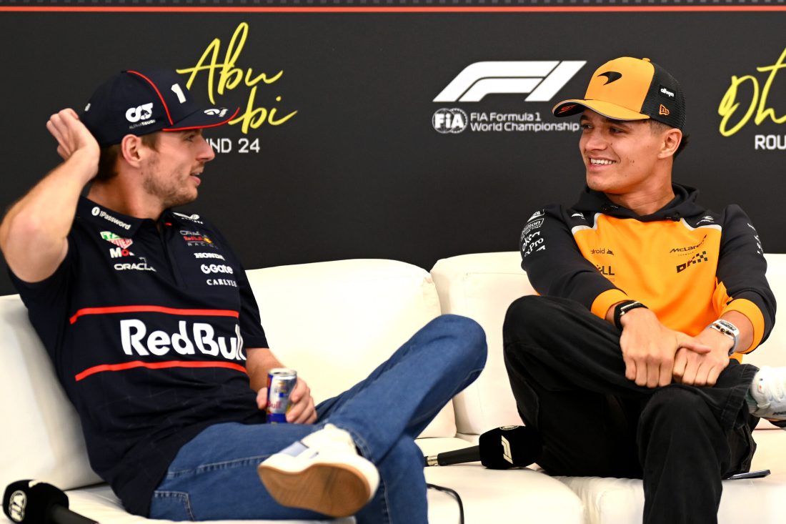 Max Verstappen in gesprek met Lando Norris
