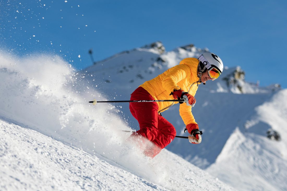 Persoon op de ski in de sneeuw, blauwe lucht
