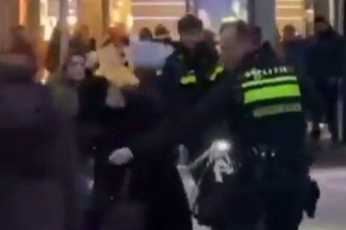 Agent 'in worsteling' met twee vrouwen