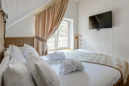 Hotelkamer leeg met tv, daglicht