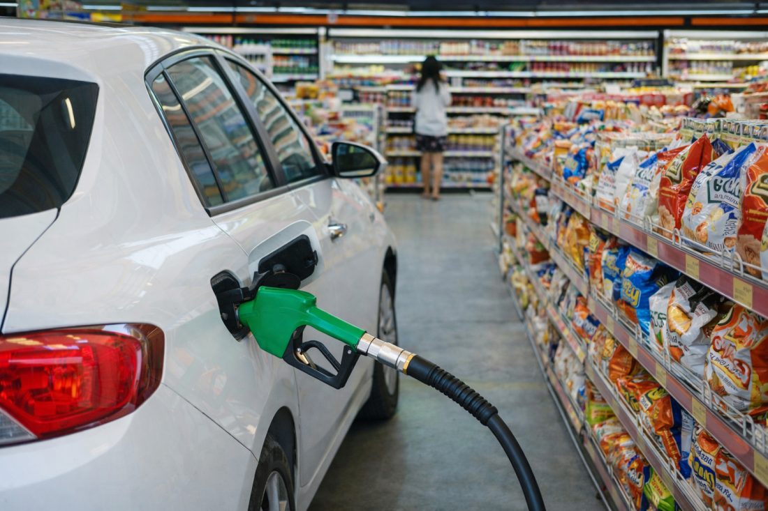 Illustratieve afbeelding met behulp AI, tanken in de supermarkt