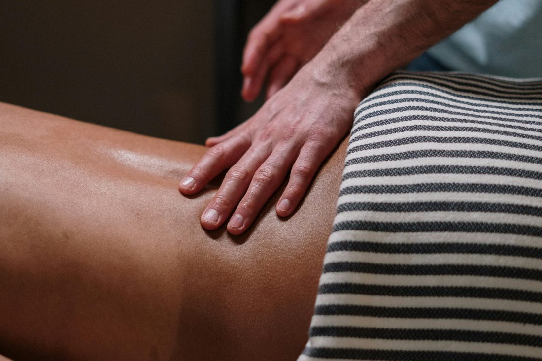 Hand die rug aanraakt op behandeltafel