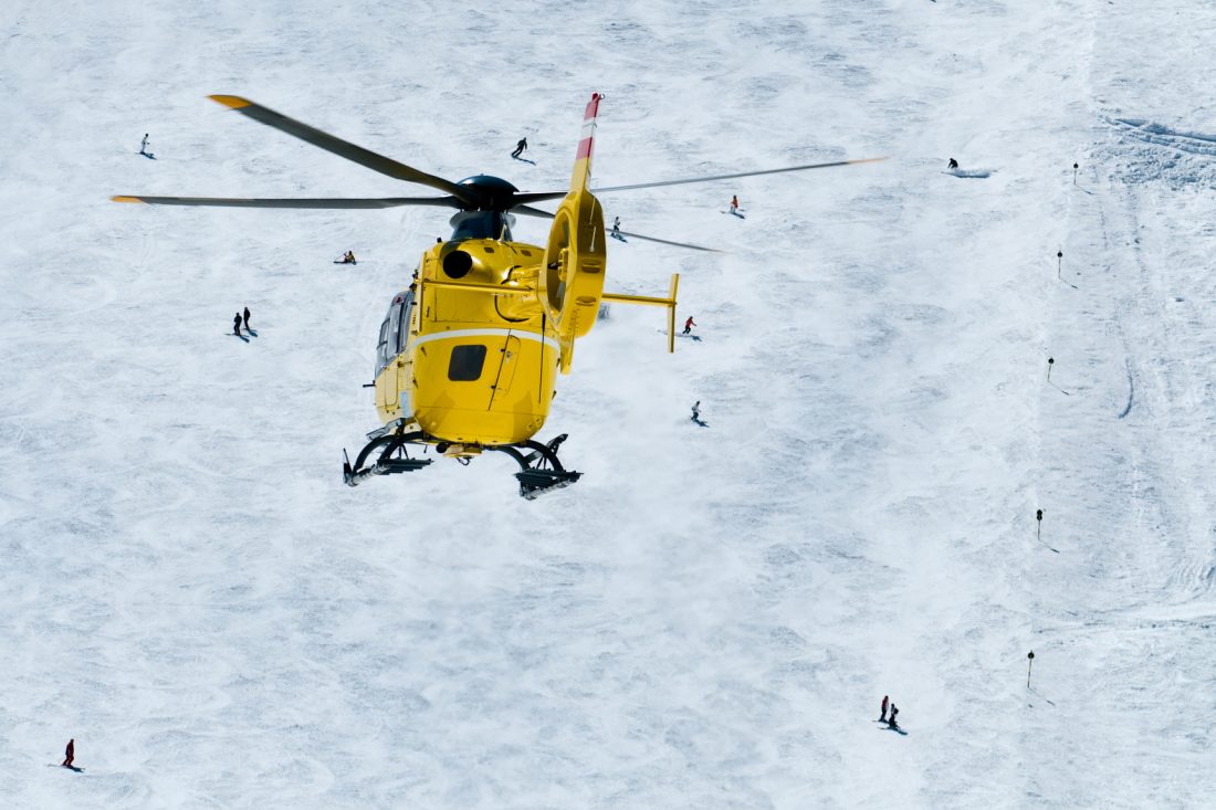 Helikopter boven sneeuw met daglicht