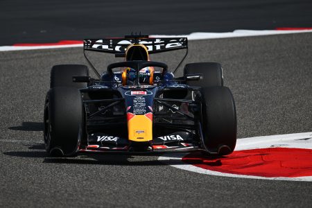 Max Verstappen in actie op dag 1 van de test in Bahrein 2026