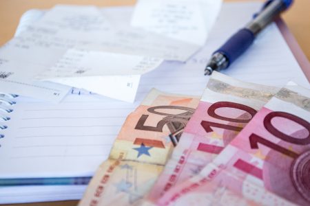 Geld euro's  met notities en pen