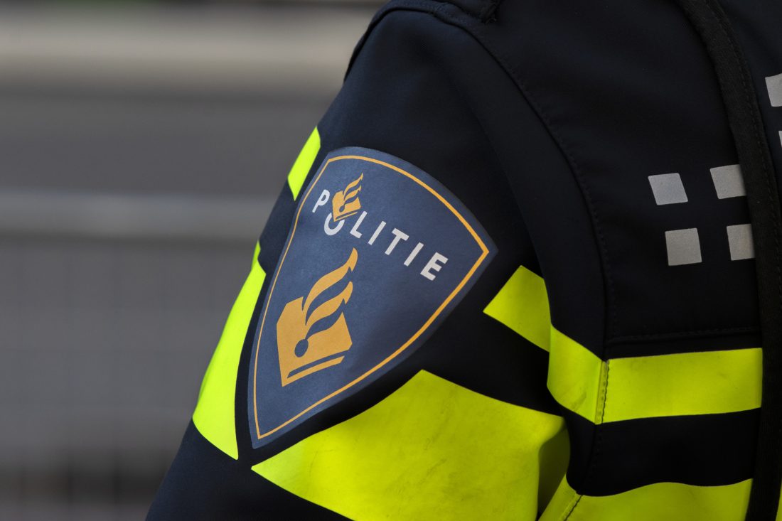 Linker schouder van politieagent