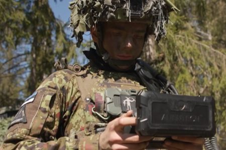 Militair bestuurt een drone