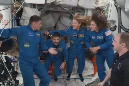 De vier bemanningsleden van NASA’s SpaceX Crew-12-missie komen aan in het Internationale Ruimtestation.