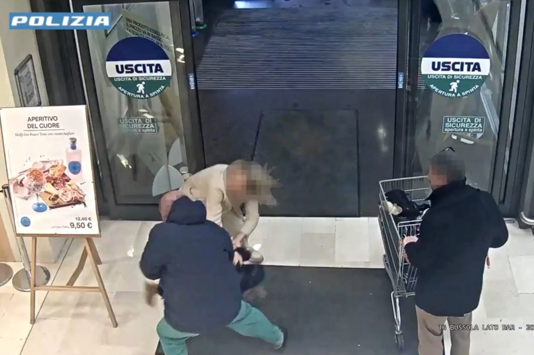 Man grist peuter uit handen moeder