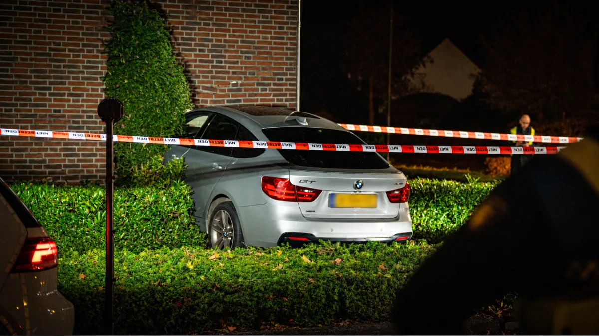 Auto rijdt dwars door carport in Heeze, flinke schade aan woning