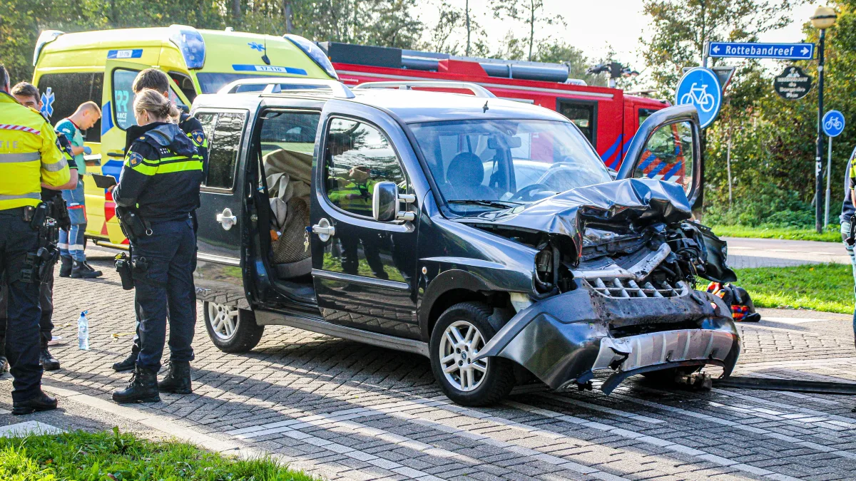 Auto en graafmachine botsen in Bergschenhoek: flinke schade