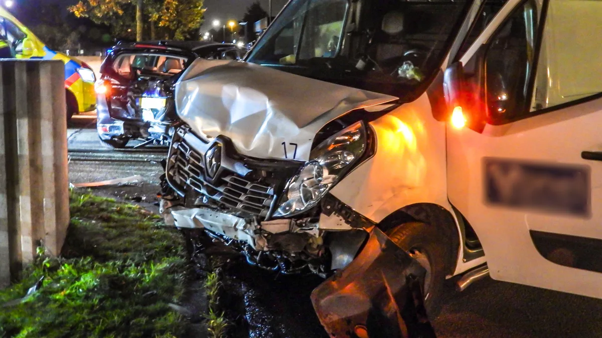Veel schade bij botsing tussen bestelbus en auto in Drachten
